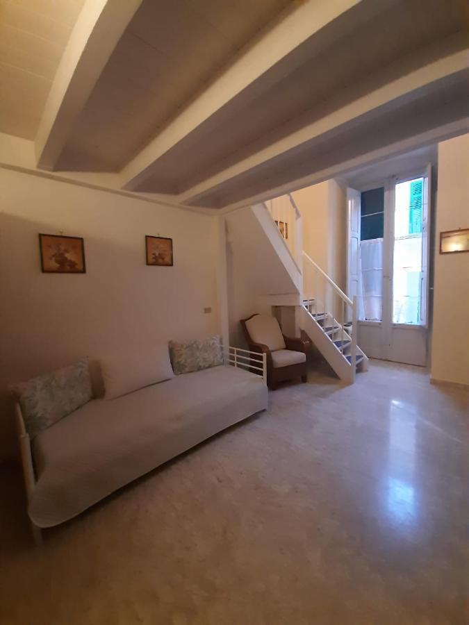 Holiday House Nel Cuore Di Bari Exterior foto