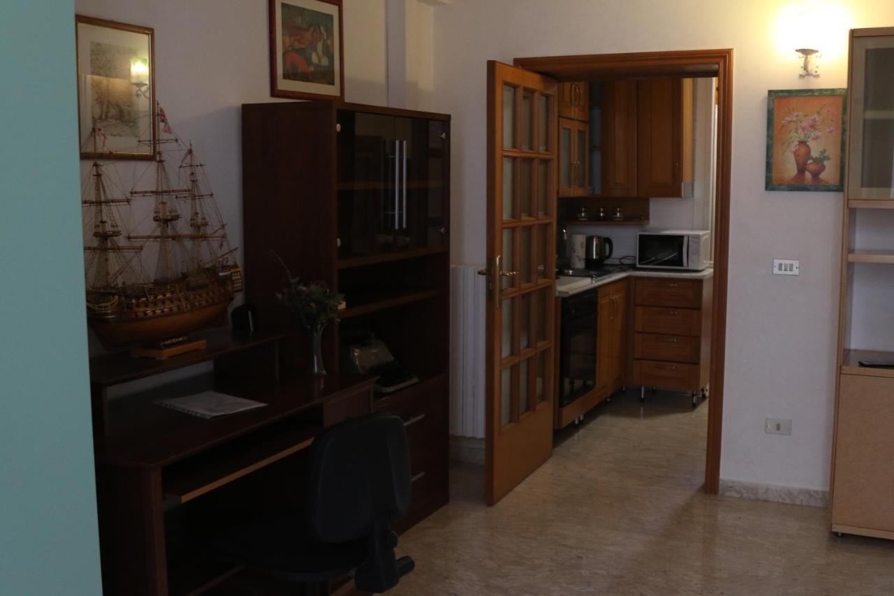 Holiday House Nel Cuore Di Bari Exterior foto